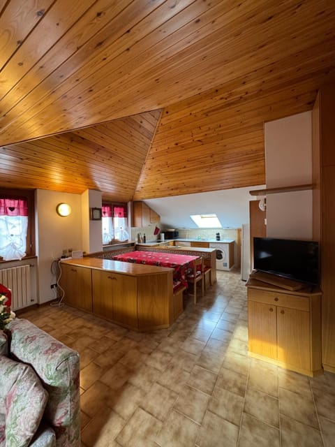 Communal lounge/ TV room, TV and multimedia, Kitchen or kitchenette, Living room, Dining area, Evening entertainment