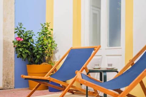 Patio, Day, sunbed