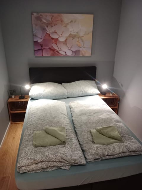 Bed, Photo of the whole room, Bedroom, towels