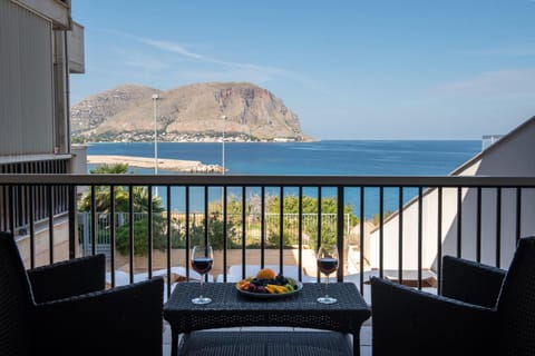 Natural landscape, Balcony/Terrace, Sea view