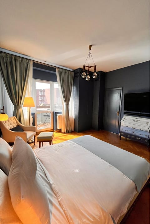 Bed, TV and multimedia, Photo of the whole room, Bedroom