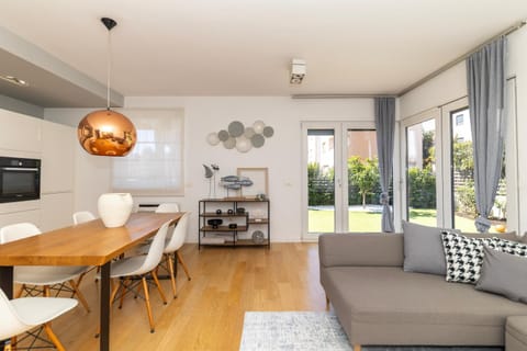 TV and multimedia, Seating area, Dining area