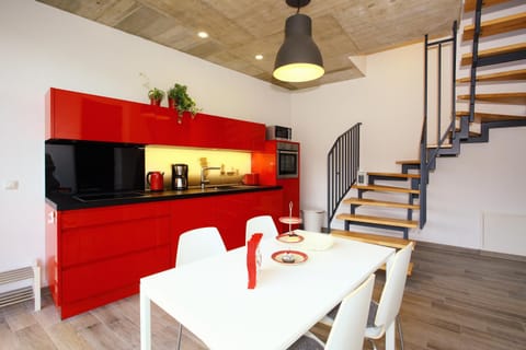 Photo of the whole room, Dining area