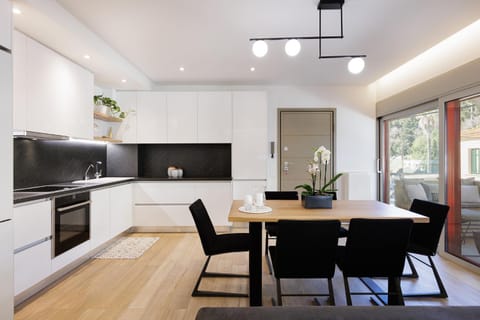 Kitchen or kitchenette, Seating area, Dining area, stove