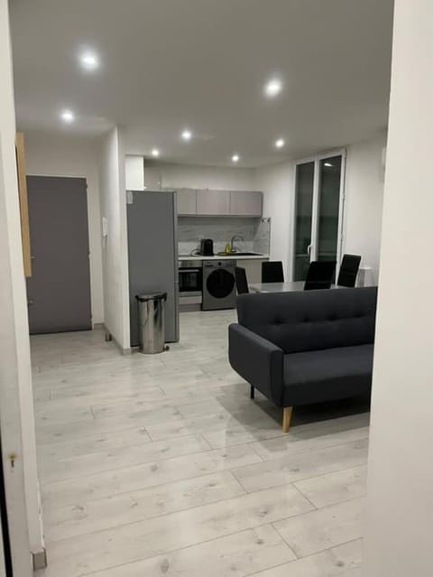 Appartement T4 avec parking privée et balcon ! Apartment in Nimes