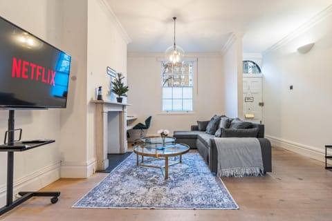 Communal lounge/ TV room, TV and multimedia, Living room, Seating area