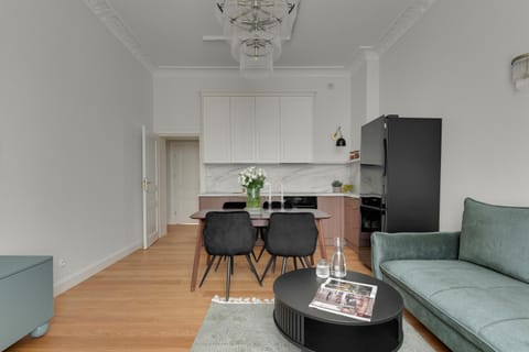 Kitchen or kitchenette, Living room, Seating area, Dining area, oven, stove