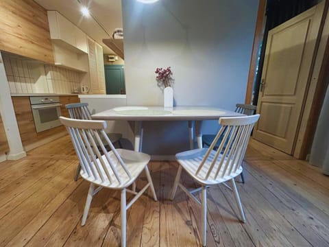 Kitchen or kitchenette, Living room, Seating area, Dining area