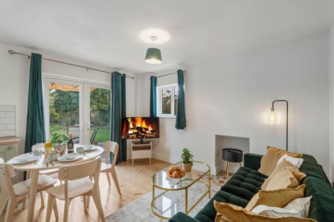 TV and multimedia, Living room, Dining area