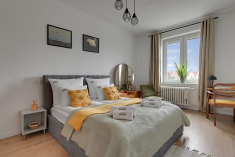 Bed, Photo of the whole room, Seating area, Bedroom, towels