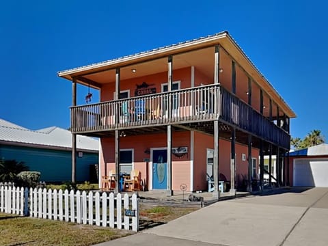 Property building, Patio, Facade/entrance, Day, Balcony/Terrace, Parking