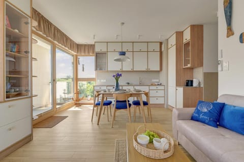 Kitchen or kitchenette, Living room, Food and drinks, Seating area, Dining area, Food, stove
