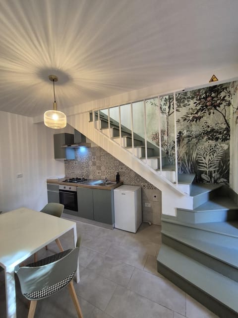 Kitchen or kitchenette, Living room, Seating area, Dining area