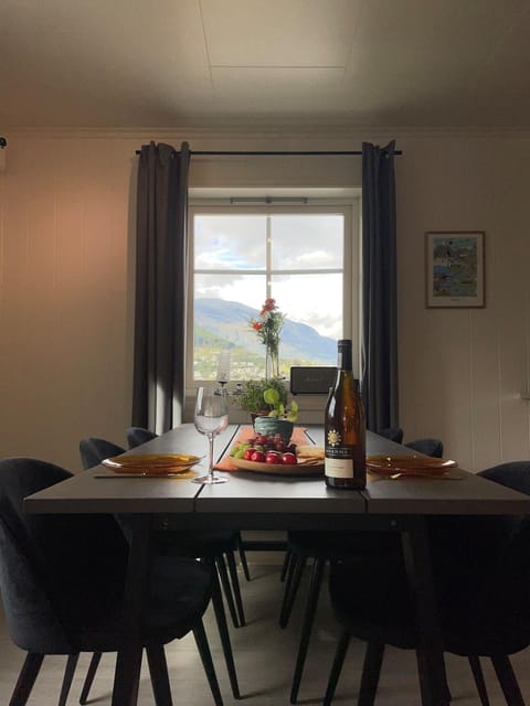 Natural landscape, Food and drinks, Dining area, Food
