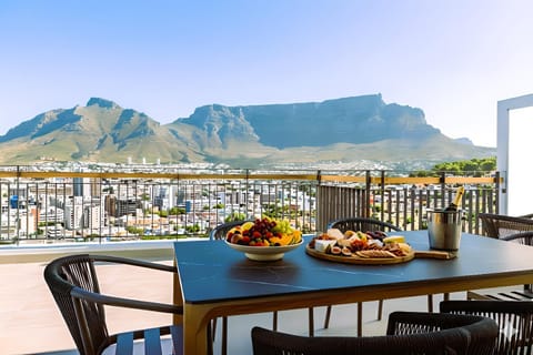 Balcony/Terrace, City view, Mountain view