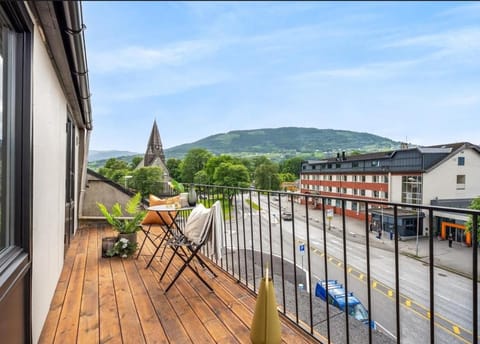 Property building, Spring, Day, Neighbourhood, Natural landscape, Mountain view, Street view, Location