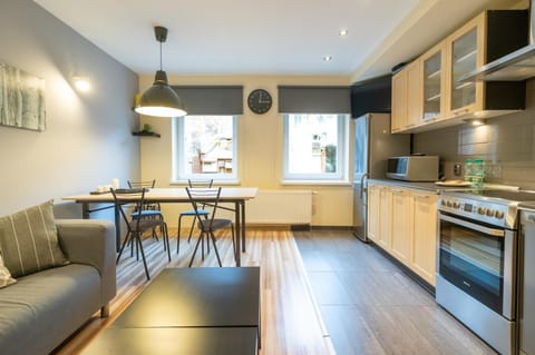 Kitchen or kitchenette, Living room, Seating area, Dining area, stove