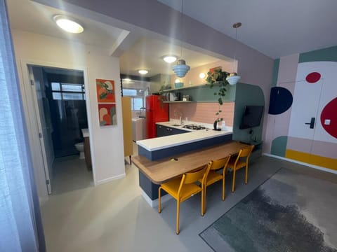 Kitchen or kitchenette, Dining area, minibar, stove