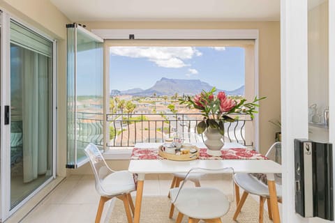 Patio, Natural landscape, View (from property/room), Balcony/Terrace, Dining area, Mountain view