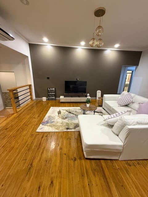 Living room, Evening entertainment, air conditioner