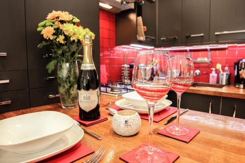 Kitchen or kitchenette, Dining area