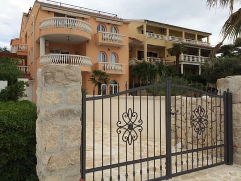 Property building, Day, Balcony/Terrace