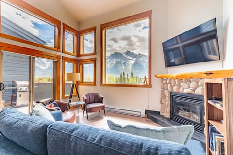 TV and multimedia, Living room, Seating area, Mountain view