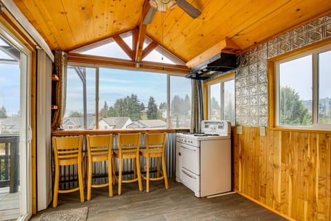 3 Mi to Dtwn Salem Cozy Gem with Sunroom! House in Salem