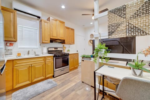 Work and Play! Studio Retreat 2 Mi to Dtwn Riverside Apartment in Riverside