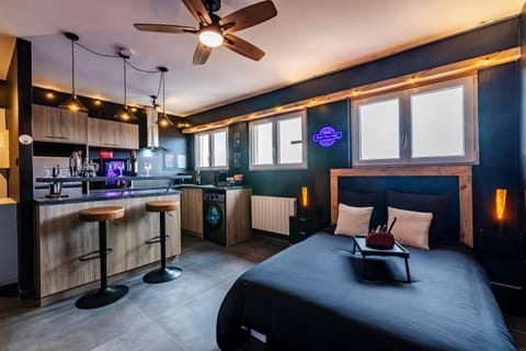 Kitchen or kitchenette, Seating area, Dining area, minibar, pet friendly, stove