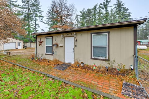1 Mi to Lake Arbutus Pet-Friendly Home, Fire Pit House in Wisconsin