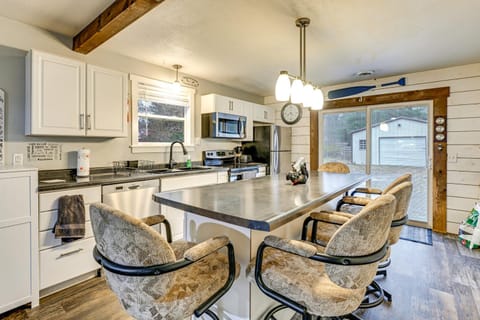 1 Mi to Lake Arbutus Pet-Friendly Home, Fire Pit House in Wisconsin