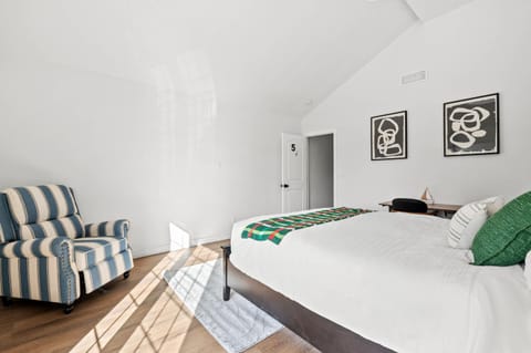 Upgraded Queen Suite Private Ensuite Bright Stay House in Cerritos