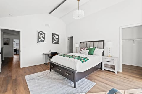 Upgraded Queen Suite Private Ensuite Bright Stay House in Cerritos