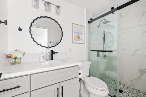 Upgraded Queen Suite Private Ensuite Bright Stay House in Cerritos