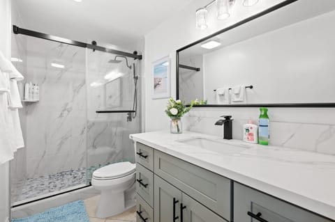 Premium Queen Room Private Ensuite Bright House in Cerritos