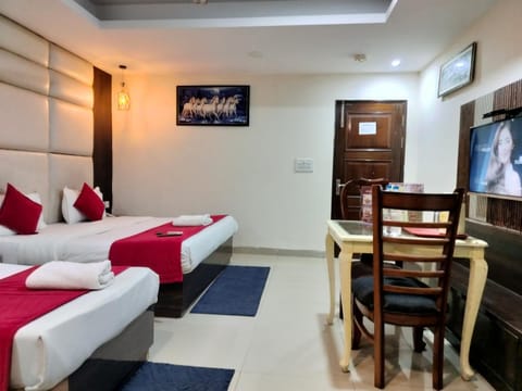 Communal lounge/ TV room, Bed, TV and multimedia, Living room, Photo of the whole room, Seating area, Dining area, Evening entertainment, Bedroom, air conditioner
