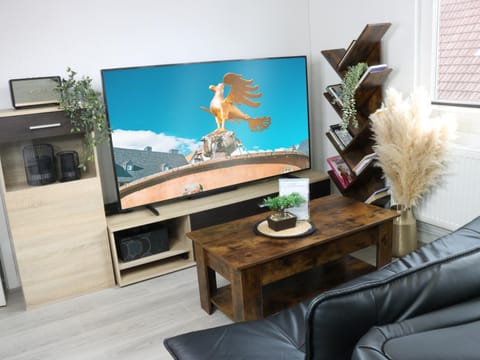 Communal lounge/ TV room, TV and multimedia, Living room, Seating area, Evening entertainment
