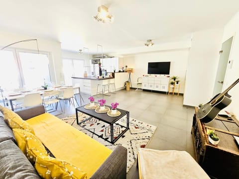 Executive 3BR Flat w Terrace, Parking, Fast Wi-Fi Apartment in Strassen