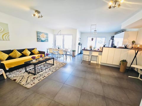 Executive 3BR Flat w Terrace, Parking, Fast Wi-Fi Apartment in Strassen