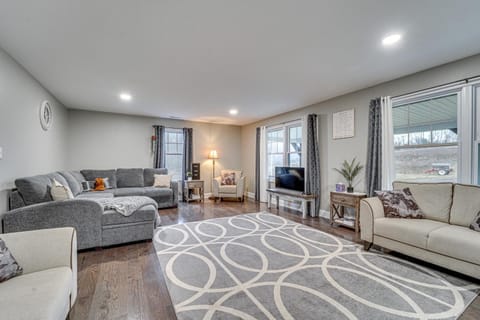 Mtn Views! Peaceful Rural Retreat in Mapleton House in Raystown Lake