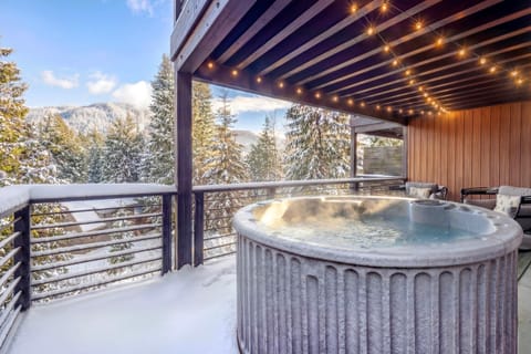 Ski In and Out The Mountainside House with Hot Tub! House in Snoqualmie Pass