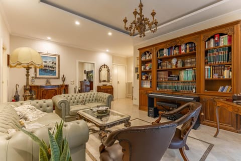 Communal lounge/ TV room, Library, Lounge or bar, Photo of the whole room, Seating area, internet, internet, air conditioner