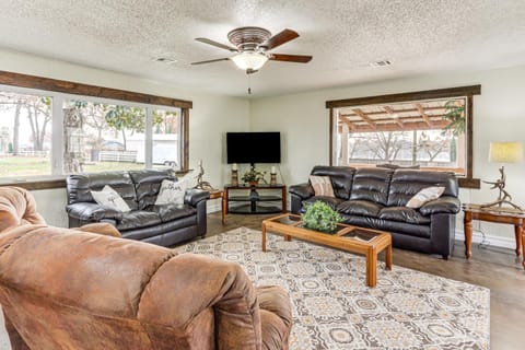 Deck and Yard Wolf Creek Waterfront Home in Grove! House in Grove