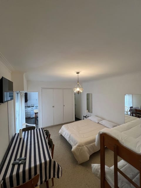 Bed, TV and multimedia, Photo of the whole room, Dining area, Bedroom, wardrobe