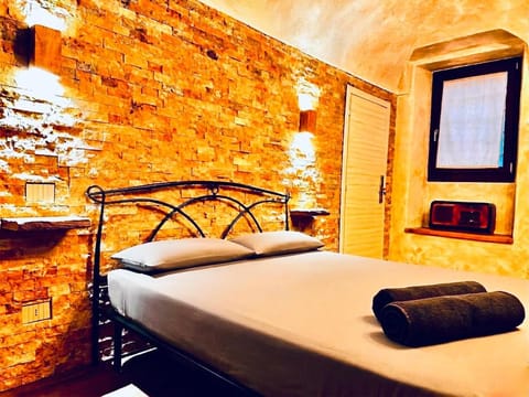 Bed, Photo of the whole room, Decorative detail, Bedroom, towels