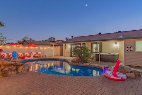 Ella Oasis Heated Pool Hot Tub Near Old Town House in Tempe