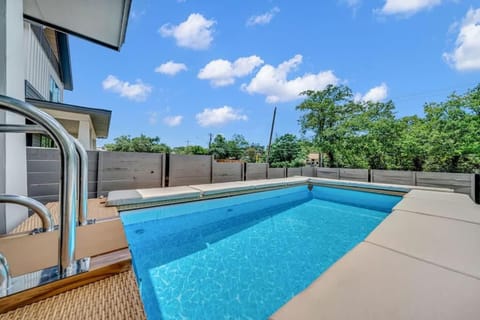 Sleeps 42 2 Pools & Game Room 11BR near Downtown House in Austin