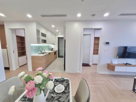 TV and multimedia, Kitchen or kitchenette, Living room, Seating area, Dining area