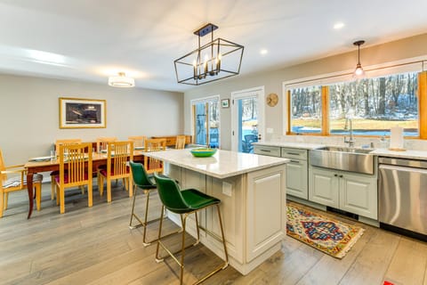 Shuttle to Slopes Mtn Condo Less Than 1 Mi to Sugarbush Apartment in Warren